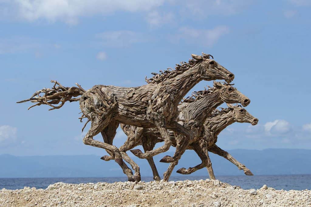 Majestátne drevené kone v životnej veľkosti