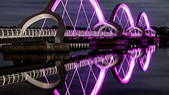 Krásne osvetlenie najdlhšieho mosta na svete pre chodcov