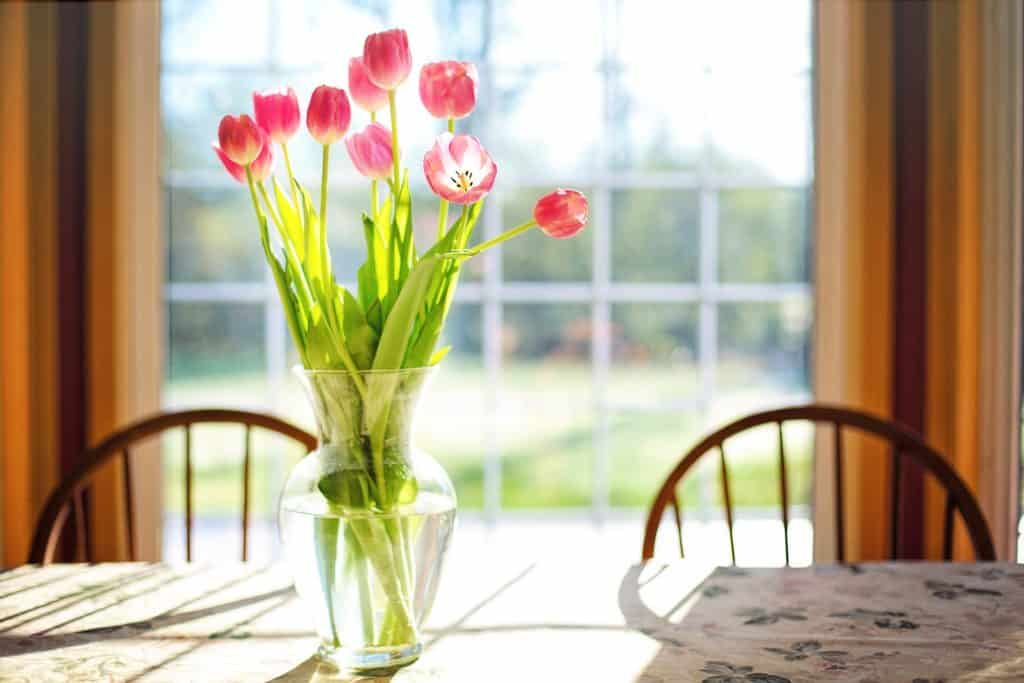 Tulipány vo váze - jarné dekorácie