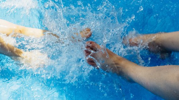 Teplotné výkyvy a dážď vode v bazéne neprajú